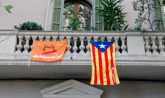 A plea for independence alongside the Catalan flag. A common sight all over Barcelona - and Catalonia generally.